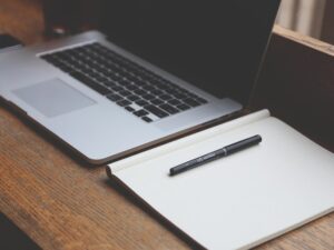 Pracownicy korzystają z nowoczesnych technologii w nowoczesnym biurze