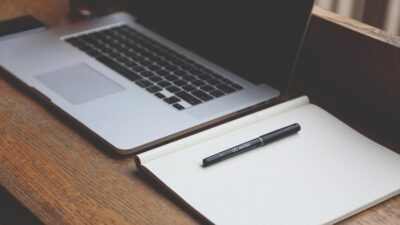 Pracownicy korzystają z nowoczesnych technologii w nowoczesnym biurze
